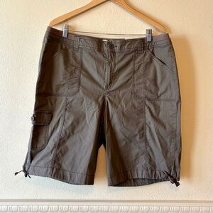 NWT St. John’s Bay Bermuda cargo shorts in taupe shadow